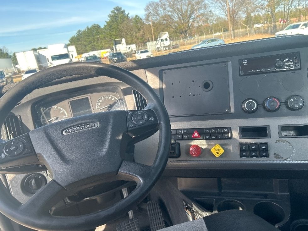 Day Cab Tractor-Heavy Duty Tractors-Freightliner-2020-T12664ST-Jackson-MS-415,040\n\t\tmiles-$ 50,500 - Image 11