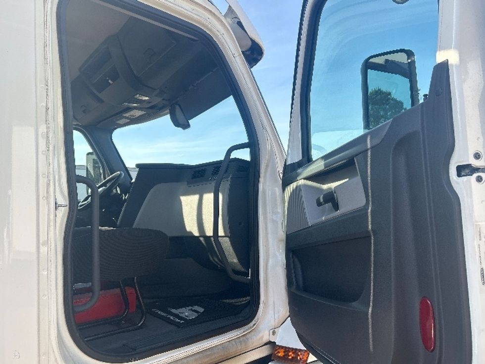 Day Cab Tractor-Heavy Duty Tractors-Freightliner-2020-T12664ST-Jackson-MS-415,040\n\t\tmiles-$ 50,500 - Image 12