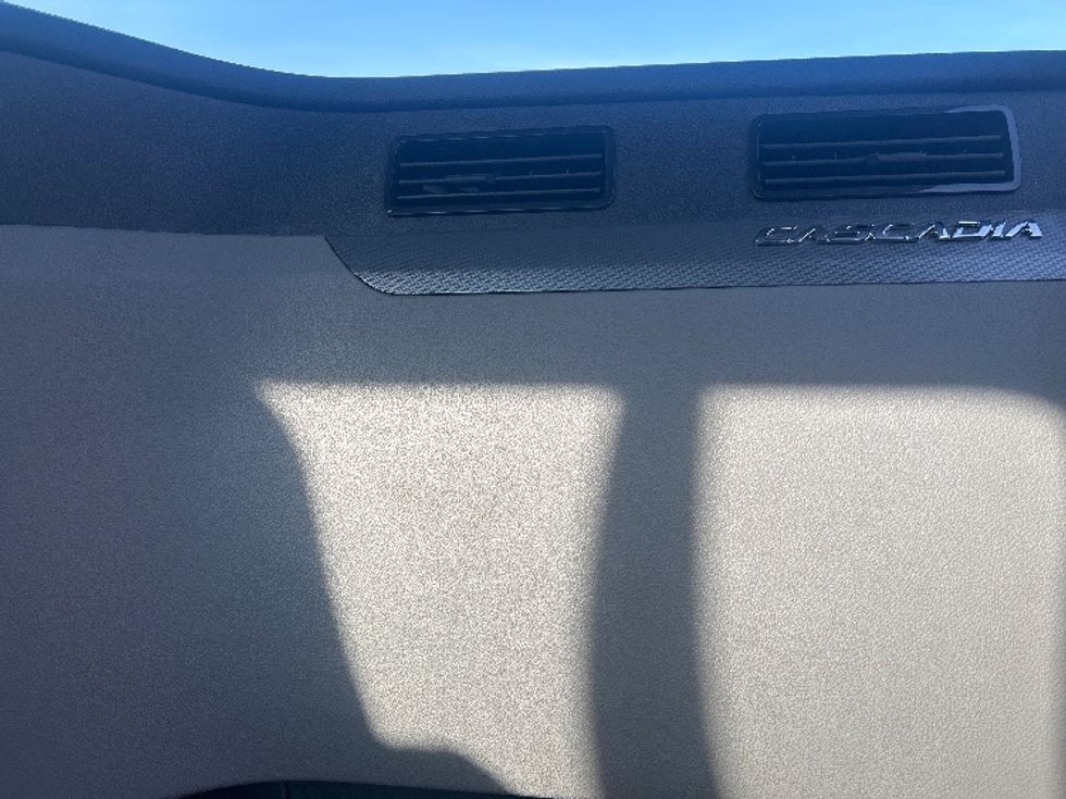 Day Cab Tractor-Heavy Duty Tractors-Freightliner-2020-T12664ST-Jackson-MS-415,040\n\t\tmiles-$ 50,500 - Image 13