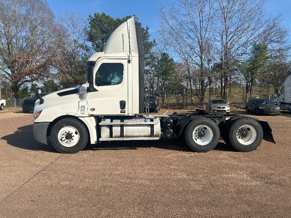 Day Cab Tractor-Heavy Duty Tractors-Freightliner-2020-T12664ST-Jackson-MS-415,040\n\t\tmiles-$ 50,500 - Image 4