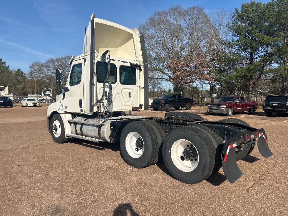 Day Cab Tractor-Heavy Duty Tractors-Freightliner-2020-T12664ST-Jackson-MS-415,040\n\t\tmiles-$ 50,500 - Image 5