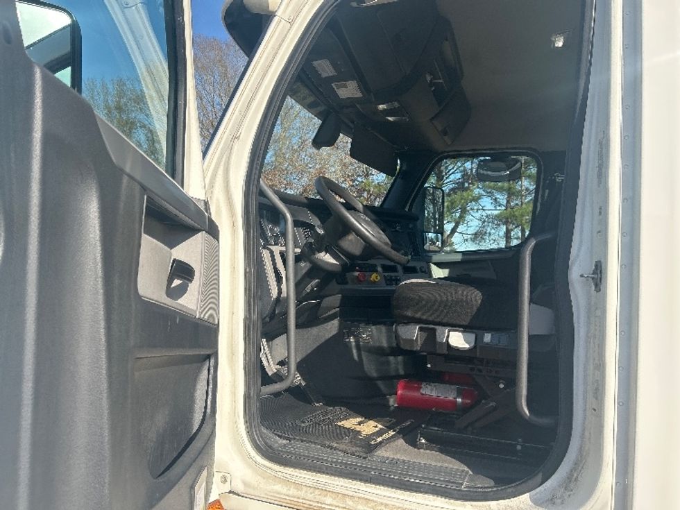 Day Cab Tractor-Heavy Duty Tractors-Freightliner-2020-T12664ST-Jackson-MS-415,040\n\t\tmiles-$ 50,500 - Image 9