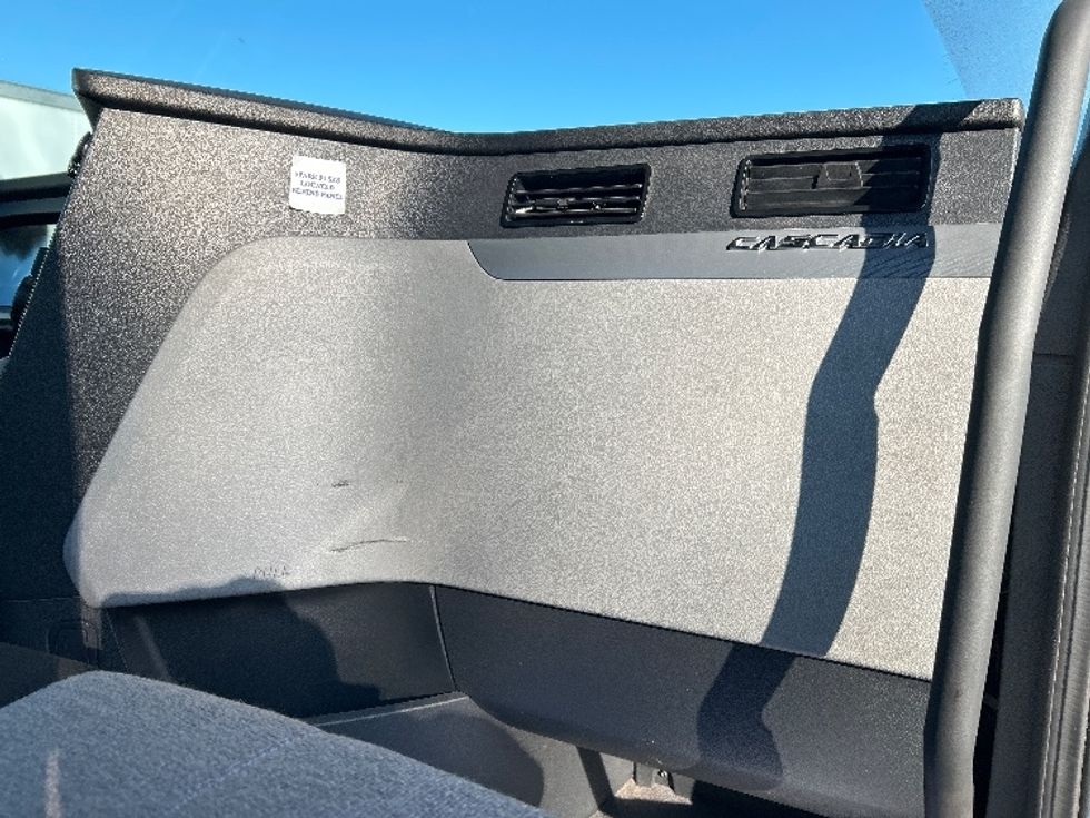 Day Cab Tractor-Heavy Duty Tractors-Freightliner-2020-T12664ST-Jackson-MS-439,427\n\t\tmiles-$ 48,250 - Image 13