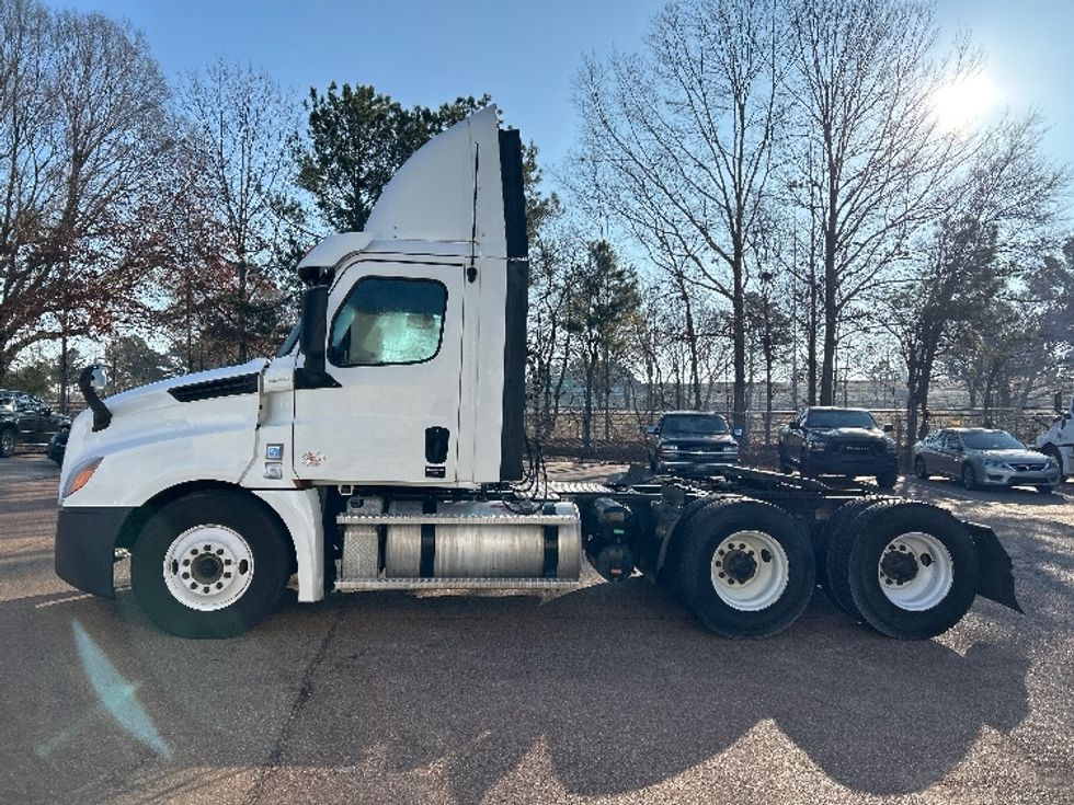 Day Cab Tractor-Heavy Duty Tractors-Freightliner-2020-T12664ST-Jackson-MS-439,427\n\t\tmiles-$ 48,250 - Image 4