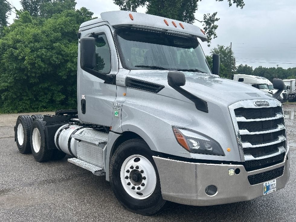 Day Cab Tractor-Heavy Duty Tractors-Freightliner-2020-T12664ST-Jackson-TN-425,241\n\t\tmiles-$ 48,500 - Image 1