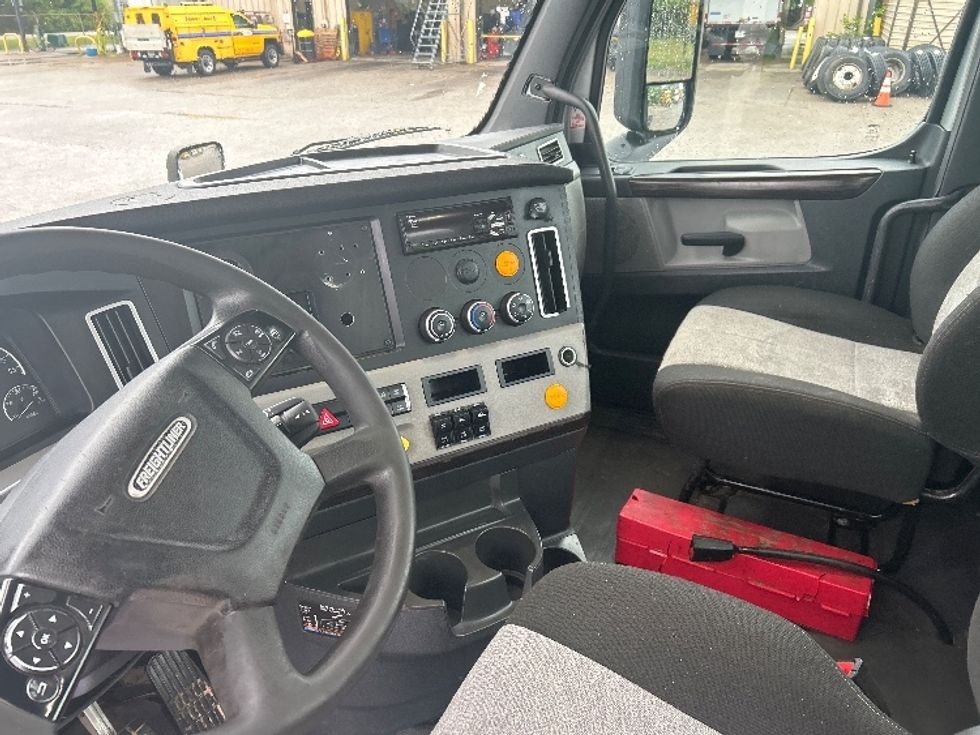Day Cab Tractor-Heavy Duty Tractors-Freightliner-2020-T12664ST-Jackson-TN-425,241\n\t\tmiles-$ 48,500 - Image 10
