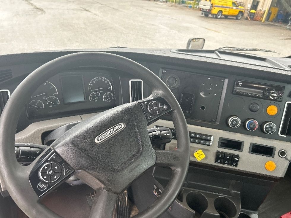 Day Cab Tractor-Heavy Duty Tractors-Freightliner-2020-T12664ST-Jackson-TN-425,241\n\t\tmiles-$ 48,500 - Image 11