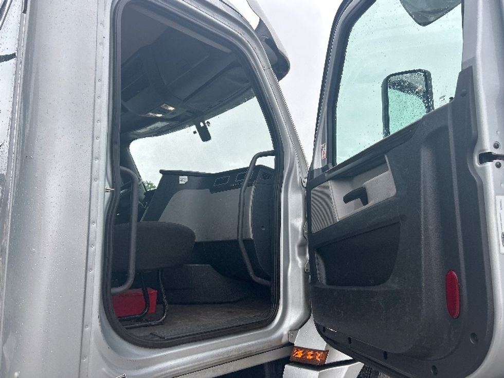 Day Cab Tractor-Heavy Duty Tractors-Freightliner-2020-T12664ST-Jackson-TN-425,241\n\t\tmiles-$ 48,500 - Image 12