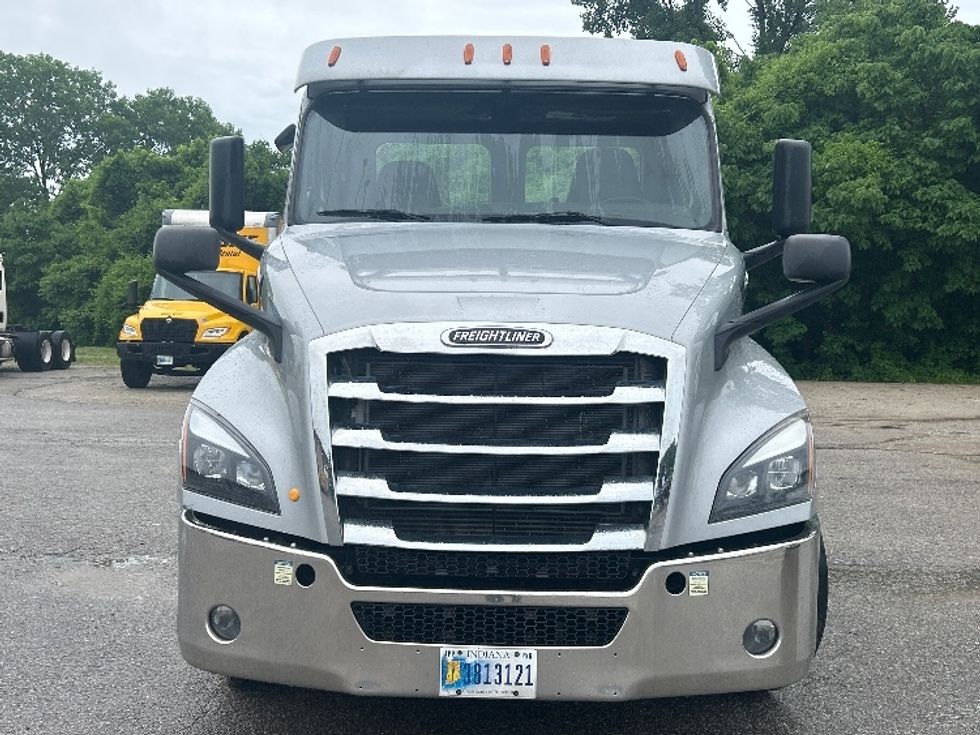 Day Cab Tractor-Heavy Duty Tractors-Freightliner-2020-T12664ST-Jackson-TN-425,241\n\t\tmiles-$ 48,500 - Image 2