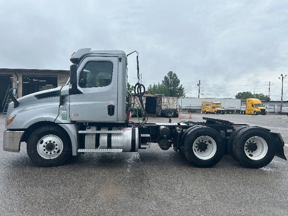 Day Cab Tractor-Heavy Duty Tractors-Freightliner-2020-T12664ST-Jackson-TN-425,241\n\t\tmiles-$ 48,500 - Image 4