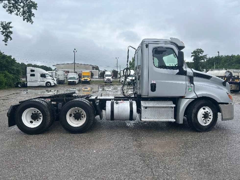 Day Cab Tractor-Heavy Duty Tractors-Freightliner-2020-T12664ST-Jackson-TN-425,241\n\t\tmiles-$ 48,500 - Image 8