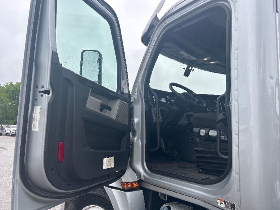 Day Cab Tractor-Heavy Duty Tractors-Freightliner-2020-T12664ST-Jackson-TN-425,241\n\t\tmiles-$ 48,500 - Image 9