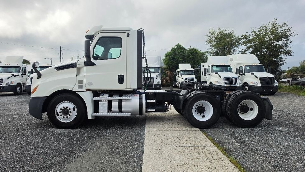 Day Cab Tractor-Heavy Duty Tractors-Freightliner-2020-T12664ST-Jacksonville-FL-224,027\n\t\tmiles-$ 63,750 - Image 4