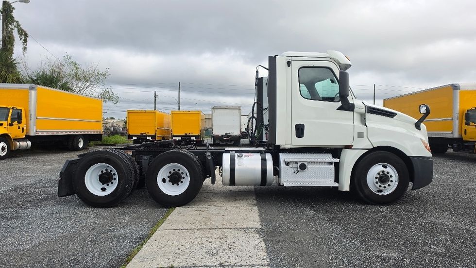 Day Cab Tractor-Heavy Duty Tractors-Freightliner-2020-T12664ST-Jacksonville-FL-224,027\n\t\tmiles-$ 63,750 - Image 8