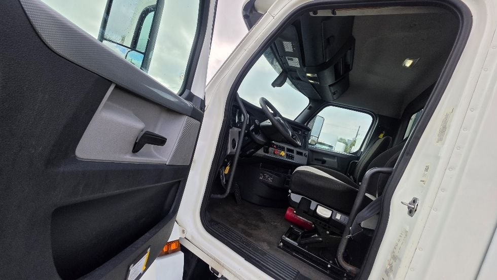 Day Cab Tractor-Heavy Duty Tractors-Freightliner-2020-T12664ST-Jacksonville-FL-224,027\n\t\tmiles-$ 63,750 - Image 9