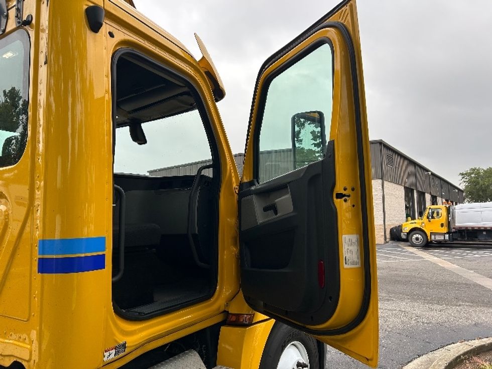 Day Cab Tractor-Heavy Duty Tractors-Freightliner-2020-T12664ST-Jacksonville-FL-332,222\n\t\tmiles-$ 54,500 - Image 12