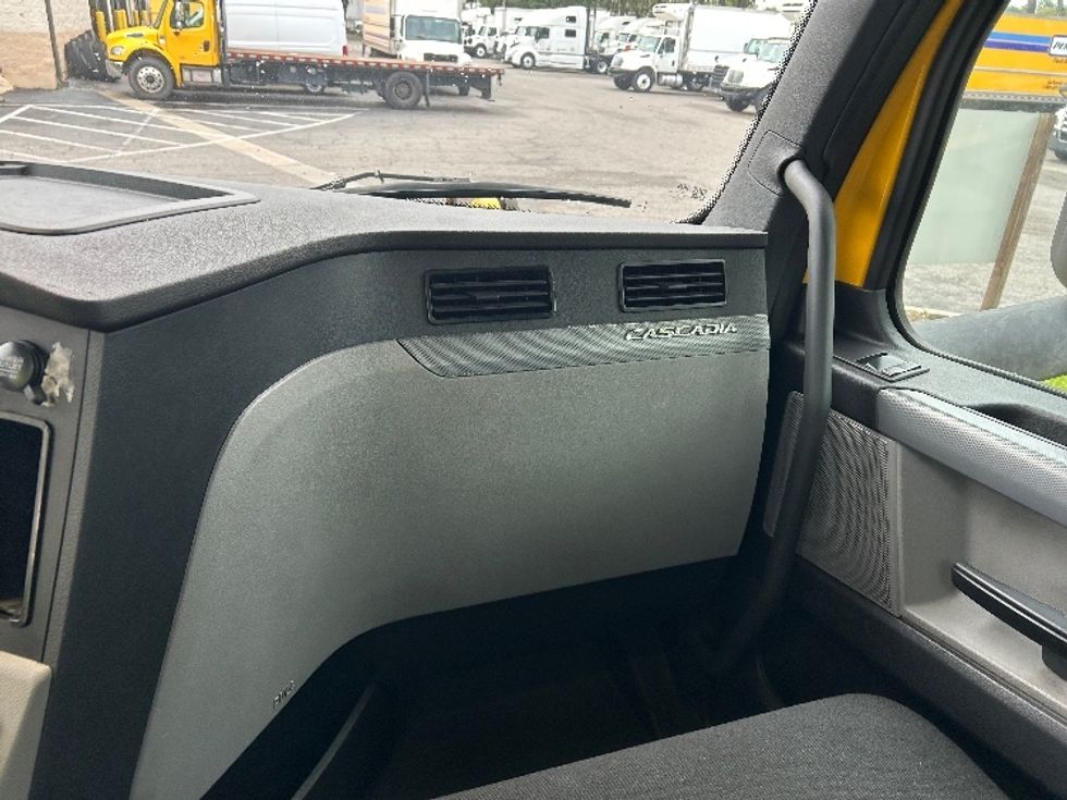 Day Cab Tractor-Heavy Duty Tractors-Freightliner-2020-T12664ST-Jacksonville-FL-332,222\n\t\tmiles-$ 54,500 - Image 13