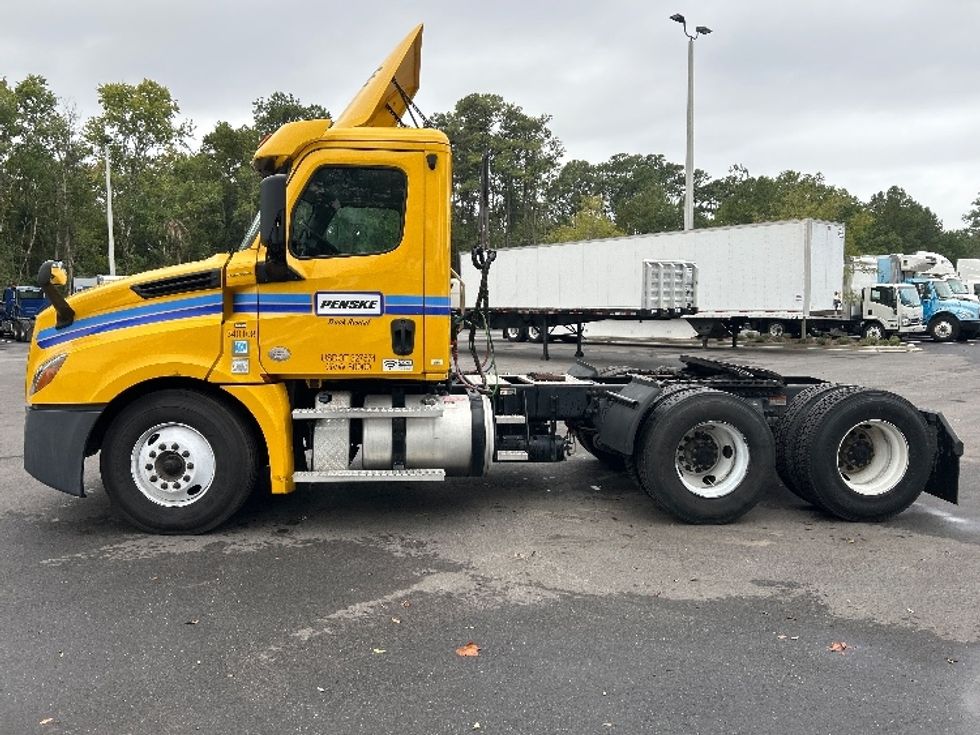 Day Cab Tractor-Heavy Duty Tractors-Freightliner-2020-T12664ST-Jacksonville-FL-332,222\n\t\tmiles-$ 54,500 - Image 4