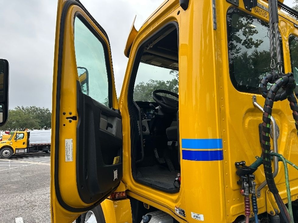 Day Cab Tractor-Heavy Duty Tractors-Freightliner-2020-T12664ST-Jacksonville-FL-332,222\n\t\tmiles-$ 54,500 - Image 9
