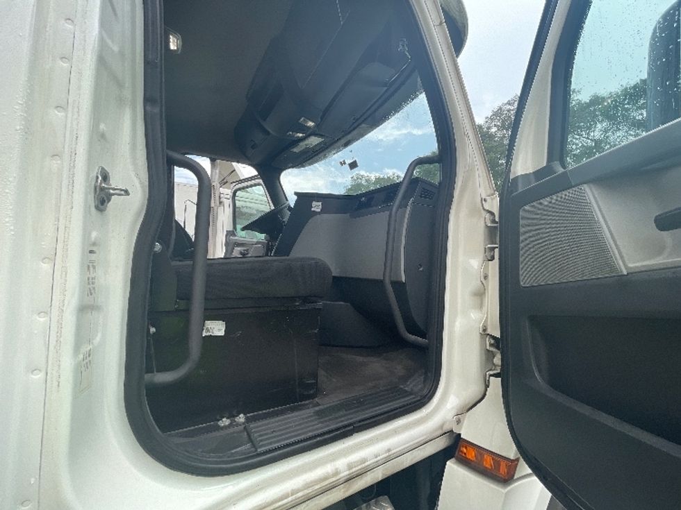 Day Cab Tractor-Heavy Duty Tractors-Freightliner-2020-T12664ST-Jacksonville-FL-339,336\n\t\tmiles-$ 59,500 - Image 12