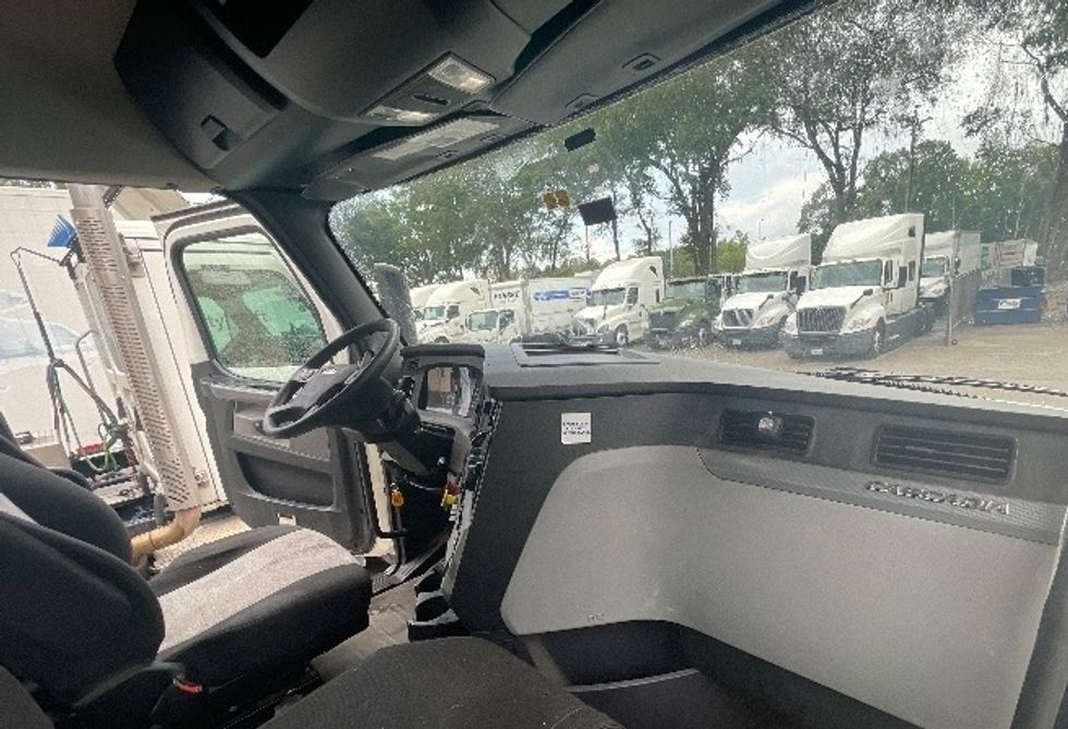 Day Cab Tractor-Heavy Duty Tractors-Freightliner-2020-T12664ST-Jacksonville-FL-339,336\n\t\tmiles-$ 59,500 - Image 13