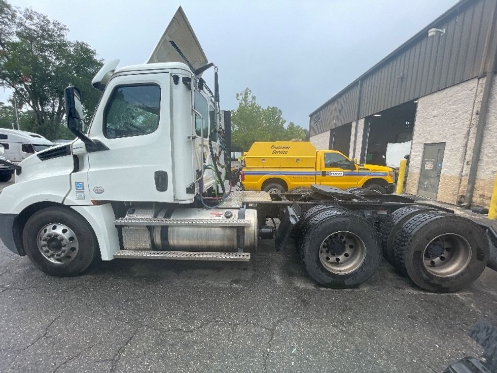 Day Cab Tractor-Heavy Duty Tractors-Freightliner-2020-T12664ST-Jacksonville-FL-339,336\n\t\tmiles-$ 59,500 - Image 4
