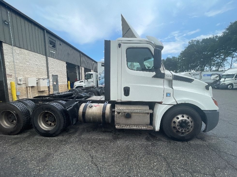Day Cab Tractor-Heavy Duty Tractors-Freightliner-2020-T12664ST-Jacksonville-FL-339,336\n\t\tmiles-$ 59,500 - Image 8