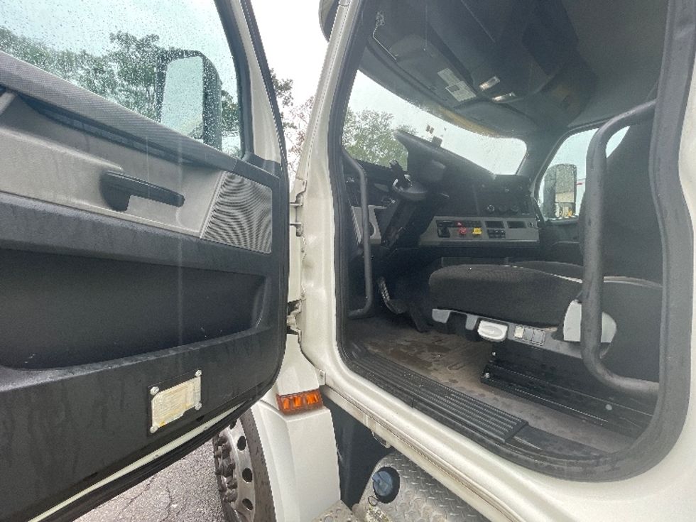 Day Cab Tractor-Heavy Duty Tractors-Freightliner-2020-T12664ST-Jacksonville-FL-339,336\n\t\tmiles-$ 59,500 - Image 9