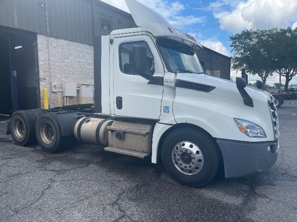 Day Cab Tractor-Heavy Duty Tractors-Freightliner-2020-T12664ST-Jacksonville-FL-424,016\n\t\tmiles-$ 54,250 - Image 1