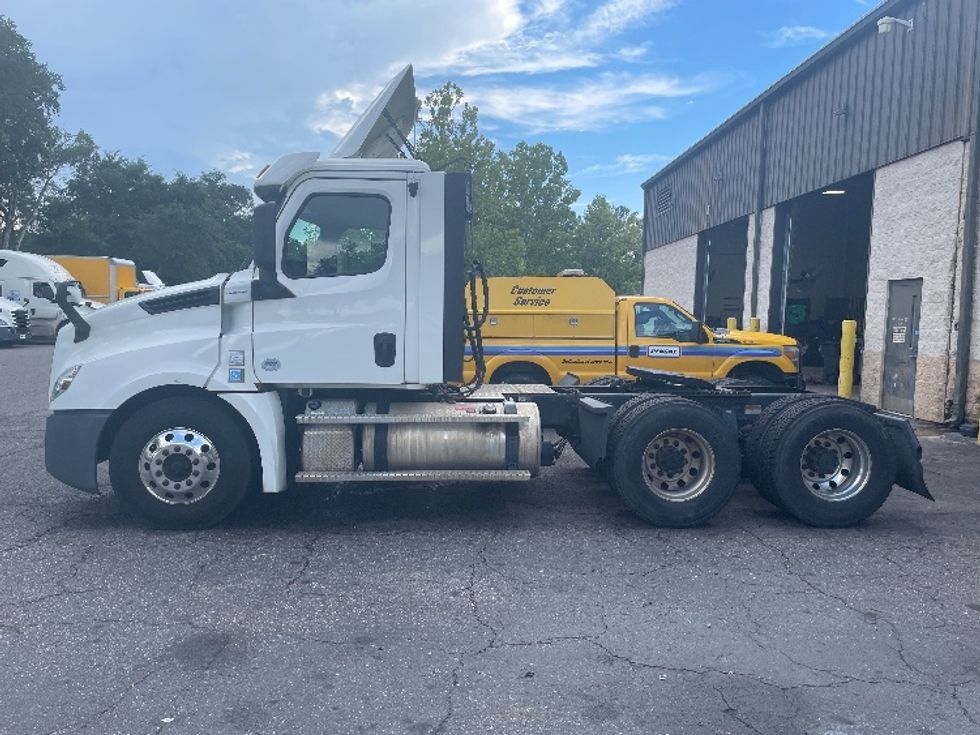 Day Cab Tractor-Heavy Duty Tractors-Freightliner-2020-T12664ST-Jacksonville-FL-424,016\n\t\tmiles-$ 54,250 - Image 4