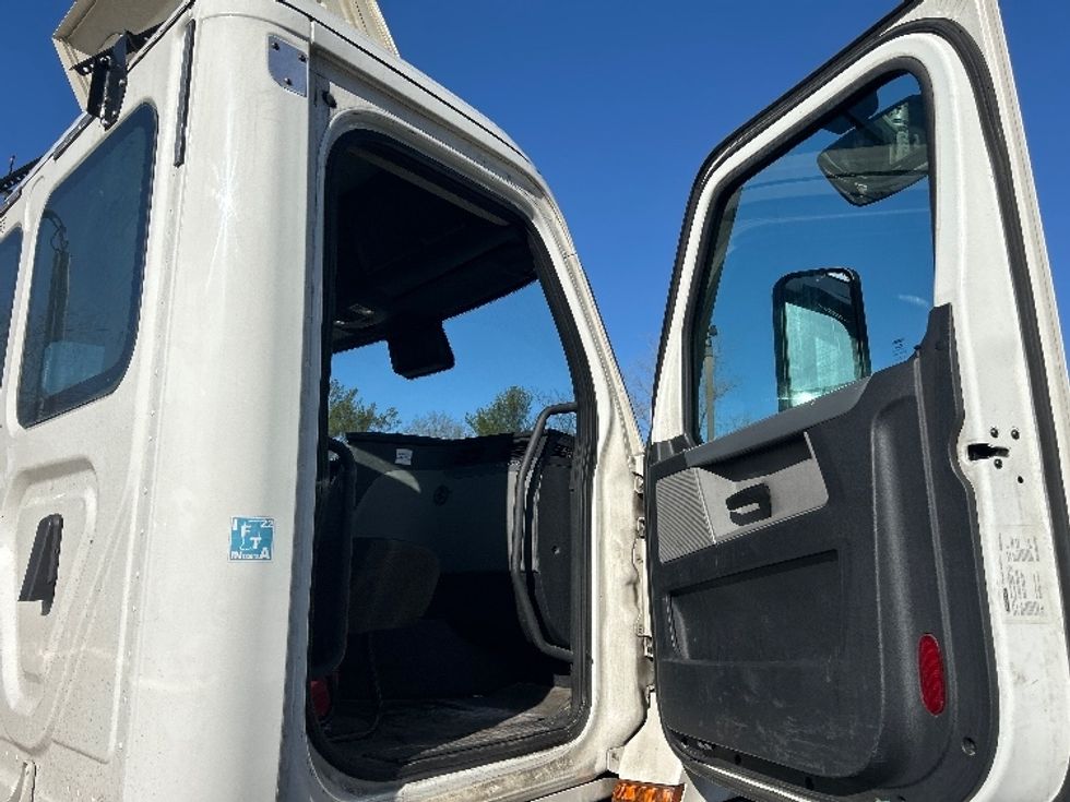 Day Cab Tractor-Heavy Duty Tractors-Freightliner-2020-T12664ST-Jamaica-NY-267,521\n\t\tmiles-$ 58,250 - Image 12