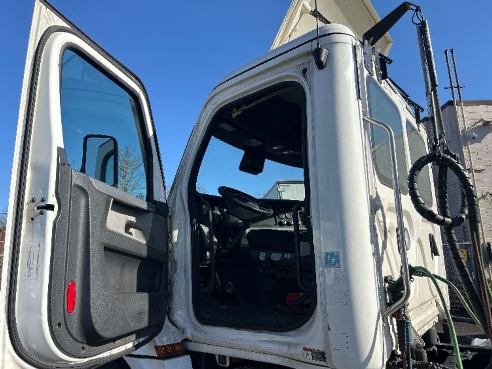 Day Cab Tractor-Heavy Duty Tractors-Freightliner-2020-T12664ST-Jamaica-NY-267,521\n\t\tmiles-$ 58,250 - Image 9