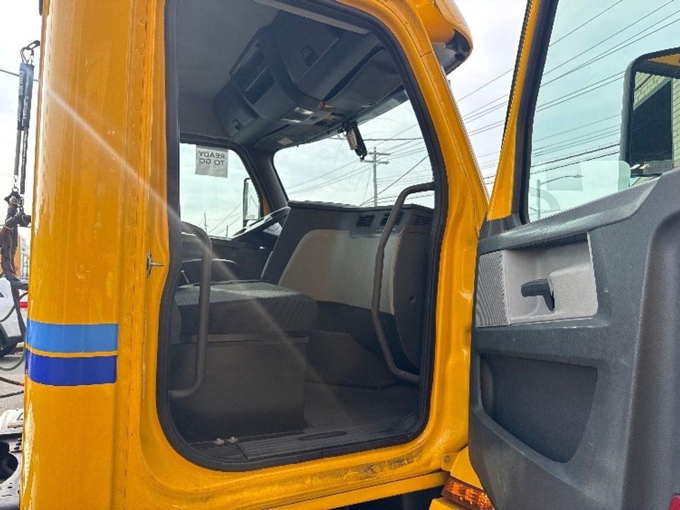 Day Cab Tractor-Heavy Duty Tractors-Freightliner-2020-T12664ST-Jamaica-NY-476,407\n\t\tmiles-$ 39,250 - Image 12