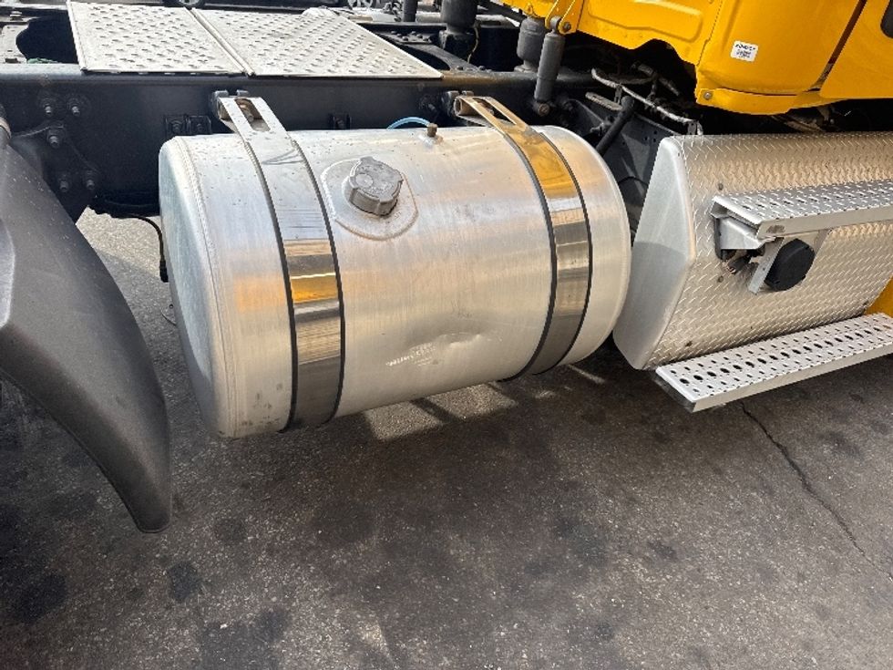 Day Cab Tractor-Heavy Duty Tractors-Freightliner-2020-T12664ST-Jamaica-NY-476,407\n\t\tmiles-$ 39,250 - Image 17