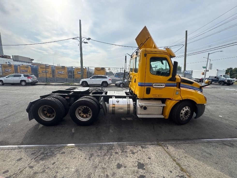 Day Cab Tractor-Heavy Duty Tractors-Freightliner-2020-T12664ST-Jamaica-NY-476,407\n\t\tmiles-$ 39,250 - Image 8