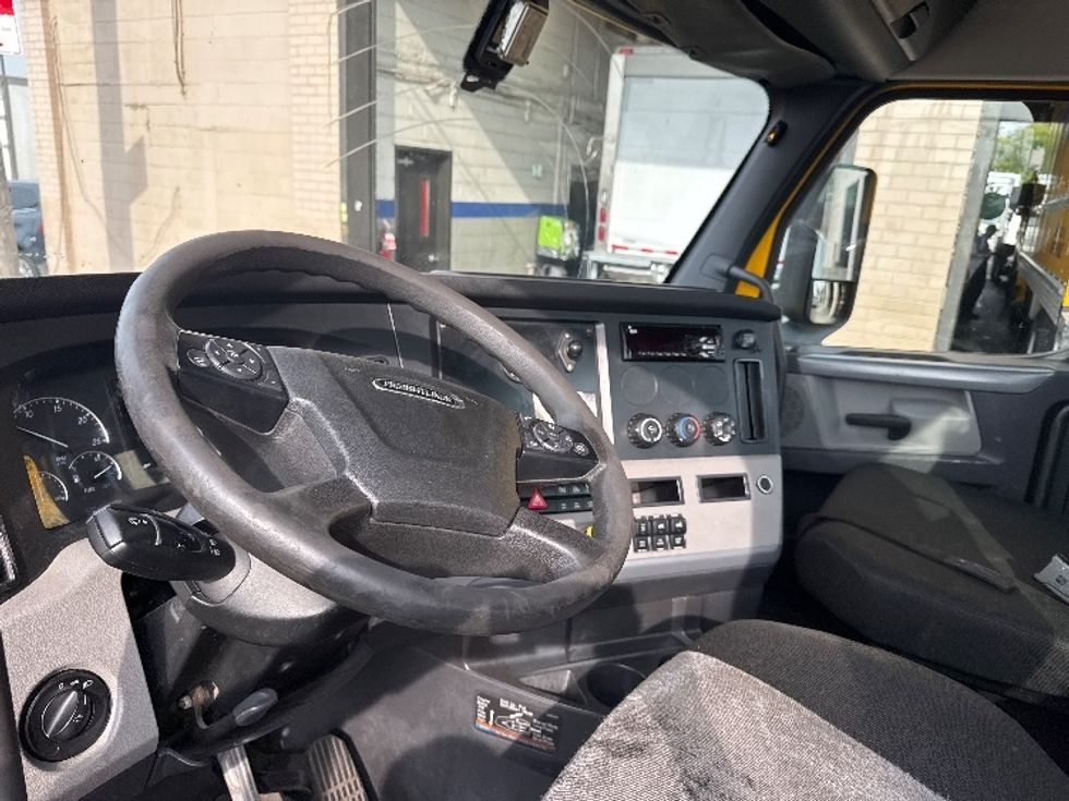 Day Cab Tractor-Heavy Duty Tractors-Freightliner-2020-T12664ST-Jamaica-NY-476,407\n\t\tmiles-$ 39,250 - Image 9