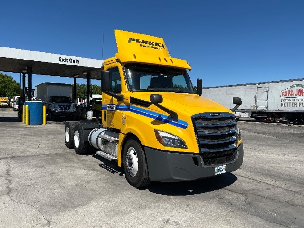 Day Cab Tractor-Heavy Duty Tractors-Freightliner-2020-T12664ST-Jamaica-NY-663,369\n\t\tmiles-$ 27,750 - Image 1