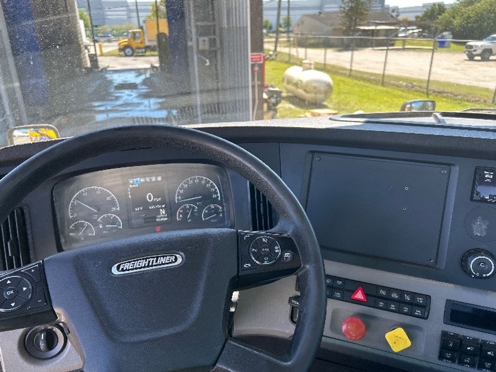 Day Cab Tractor-Heavy Duty Tractors-Freightliner-2020-T12664ST-Jamaica-NY-663,369\n\t\tmiles-$ 27,750 - Image 11