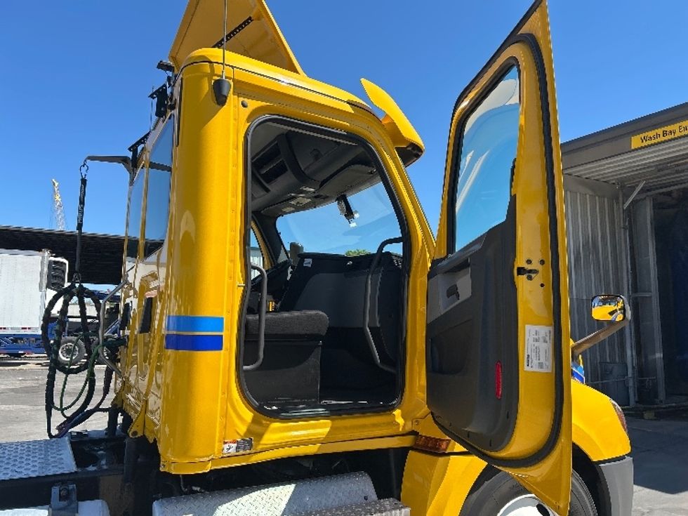 Day Cab Tractor-Heavy Duty Tractors-Freightliner-2020-T12664ST-Jamaica-NY-663,369\n\t\tmiles-$ 27,750 - Image 12