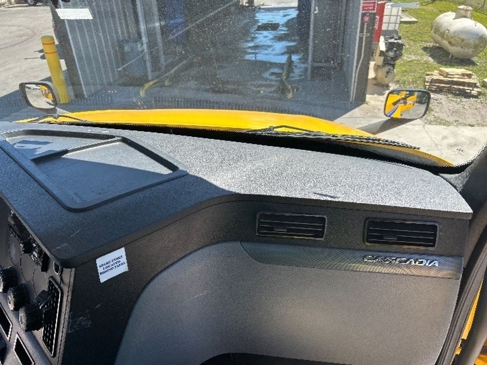 Day Cab Tractor-Heavy Duty Tractors-Freightliner-2020-T12664ST-Jamaica-NY-663,369\n\t\tmiles-$ 27,750 - Image 13