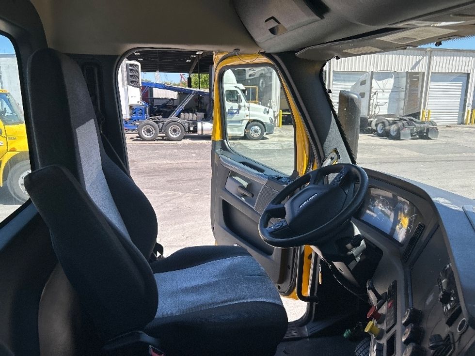 Day Cab Tractor-Heavy Duty Tractors-Freightliner-2020-T12664ST-Jamaica-NY-663,369\n\t\tmiles-$ 27,750 - Image 14