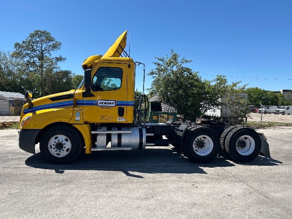 Day Cab Tractor-Heavy Duty Tractors-Freightliner-2020-T12664ST-Jamaica-NY-663,369\n\t\tmiles-$ 27,750 - Image 4