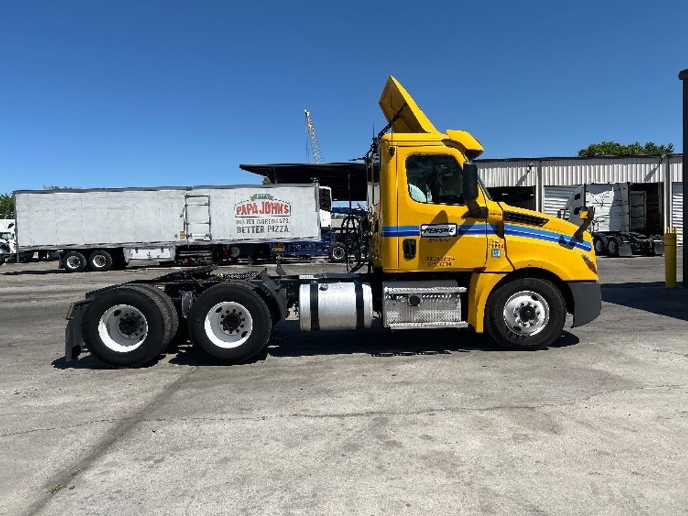 Day Cab Tractor-Heavy Duty Tractors-Freightliner-2020-T12664ST-Jamaica-NY-663,369\n\t\tmiles-$ 27,750 - Image 8