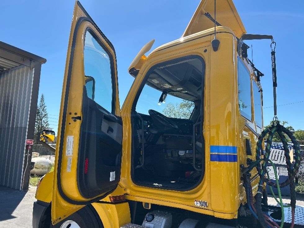 Day Cab Tractor-Heavy Duty Tractors-Freightliner-2020-T12664ST-Jamaica-NY-663,369\n\t\tmiles-$ 27,750 - Image 9