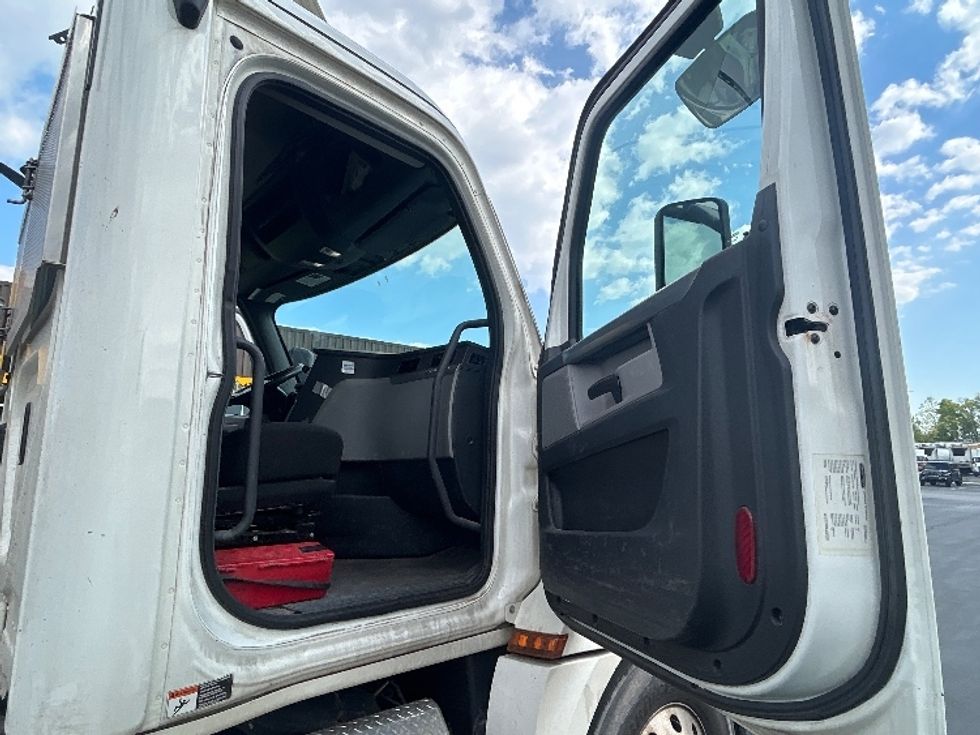 Day Cab Tractor-Heavy Duty Tractors-Freightliner-2020-T12664ST-Jessup-MD-258,755\n\t\tmiles-$ 58,000 - Image 12
