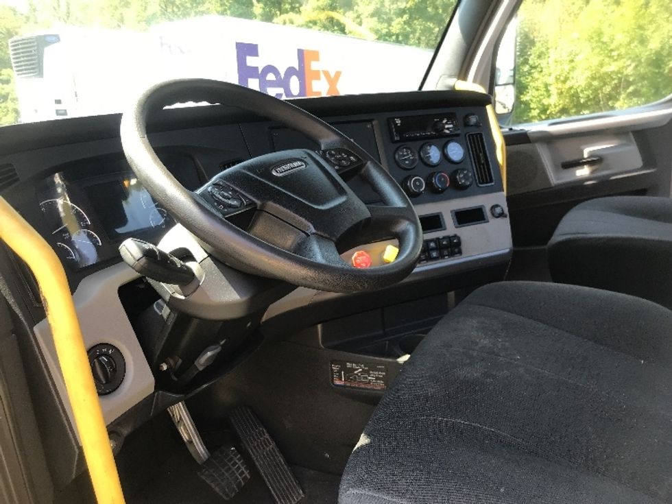 Day Cab Tractor-Heavy Duty Tractors-Freightliner-2020-T12664ST-Jessup-PA-321,763\n\t\tmiles-$ 63,500 - Image 10