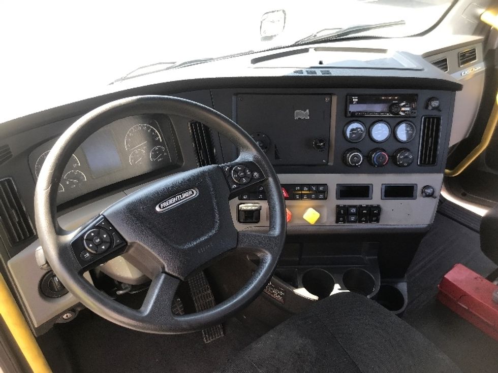 Day Cab Tractor-Heavy Duty Tractors-Freightliner-2020-T12664ST-Jessup-PA-321,763\n\t\tmiles-$ 63,500 - Image 11