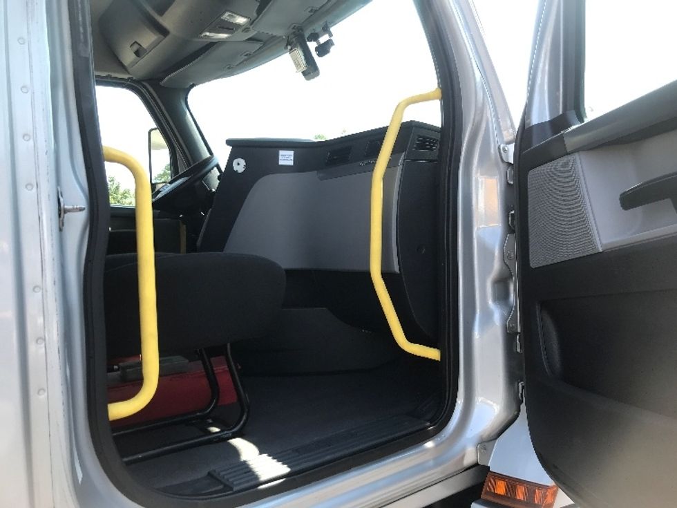 Day Cab Tractor-Heavy Duty Tractors-Freightliner-2020-T12664ST-Jessup-PA-321,763\n\t\tmiles-$ 63,500 - Image 12