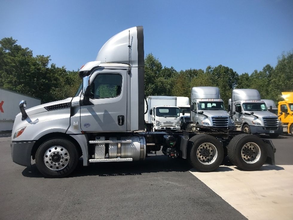 Day Cab Tractor-Heavy Duty Tractors-Freightliner-2020-T12664ST-Jessup-PA-321,763\n\t\tmiles-$ 63,500 - Image 4