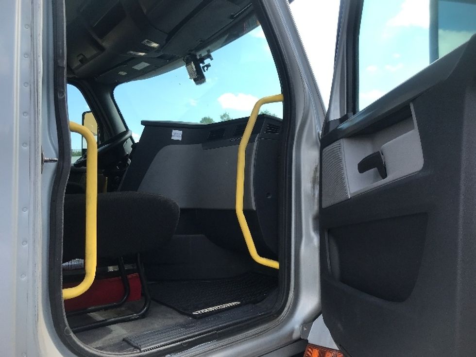 Day Cab Tractor-Heavy Duty Tractors-Freightliner-2020-T12664ST-Jessup-PA-405,781\n\t\tmiles-$ 57,000 - Image 12